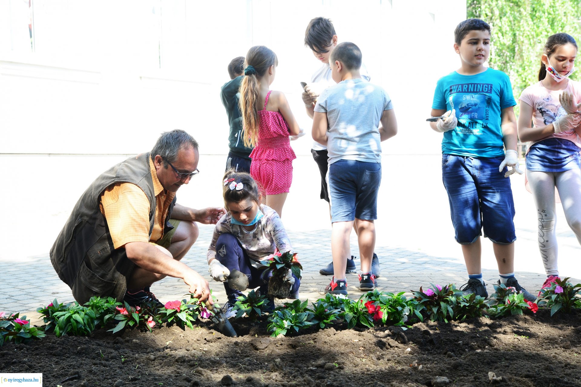 Virágültetés a belvárosban az ÖKOSULI program keretében