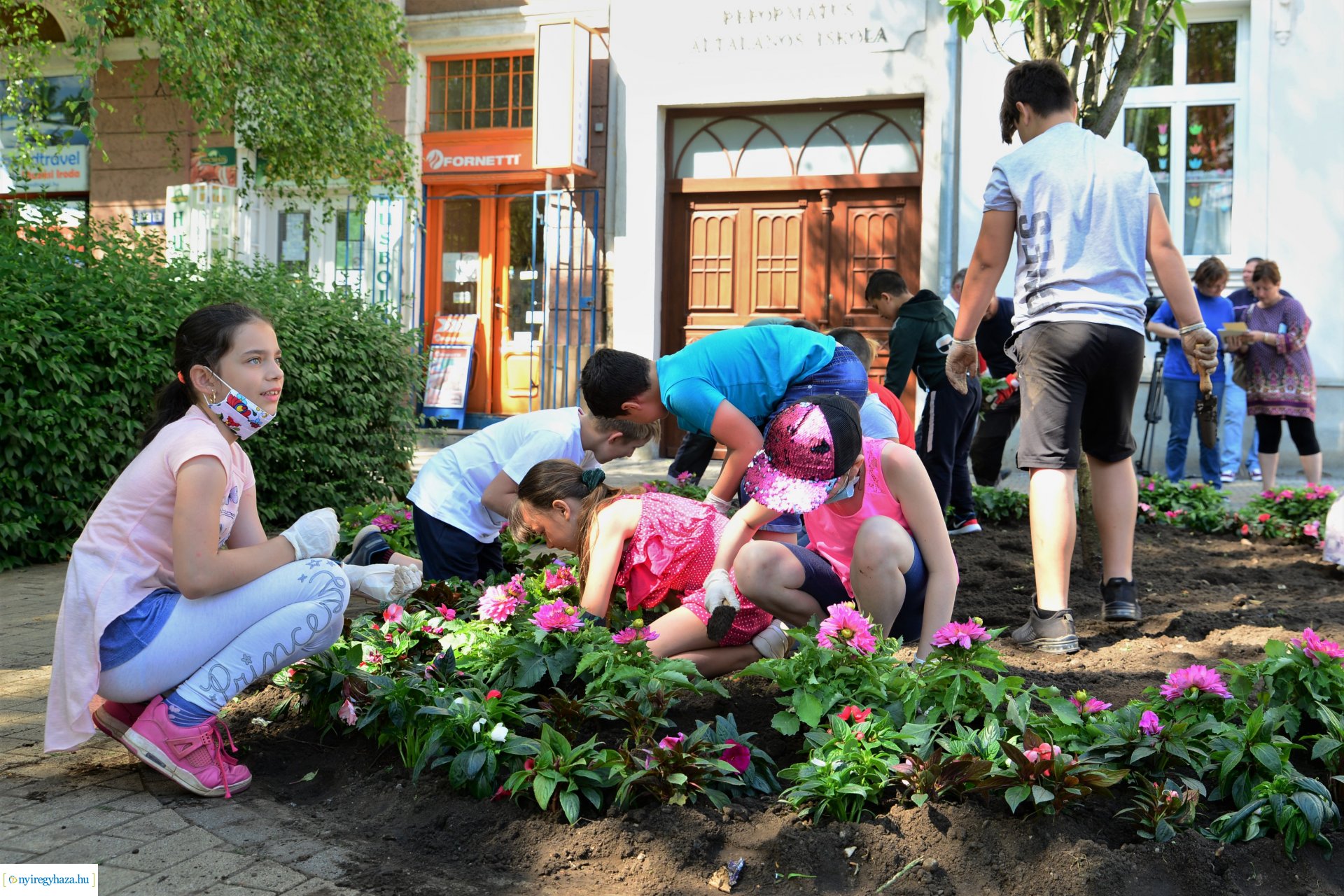 Virágültetés a belvárosban az ÖKOSULI program keretében