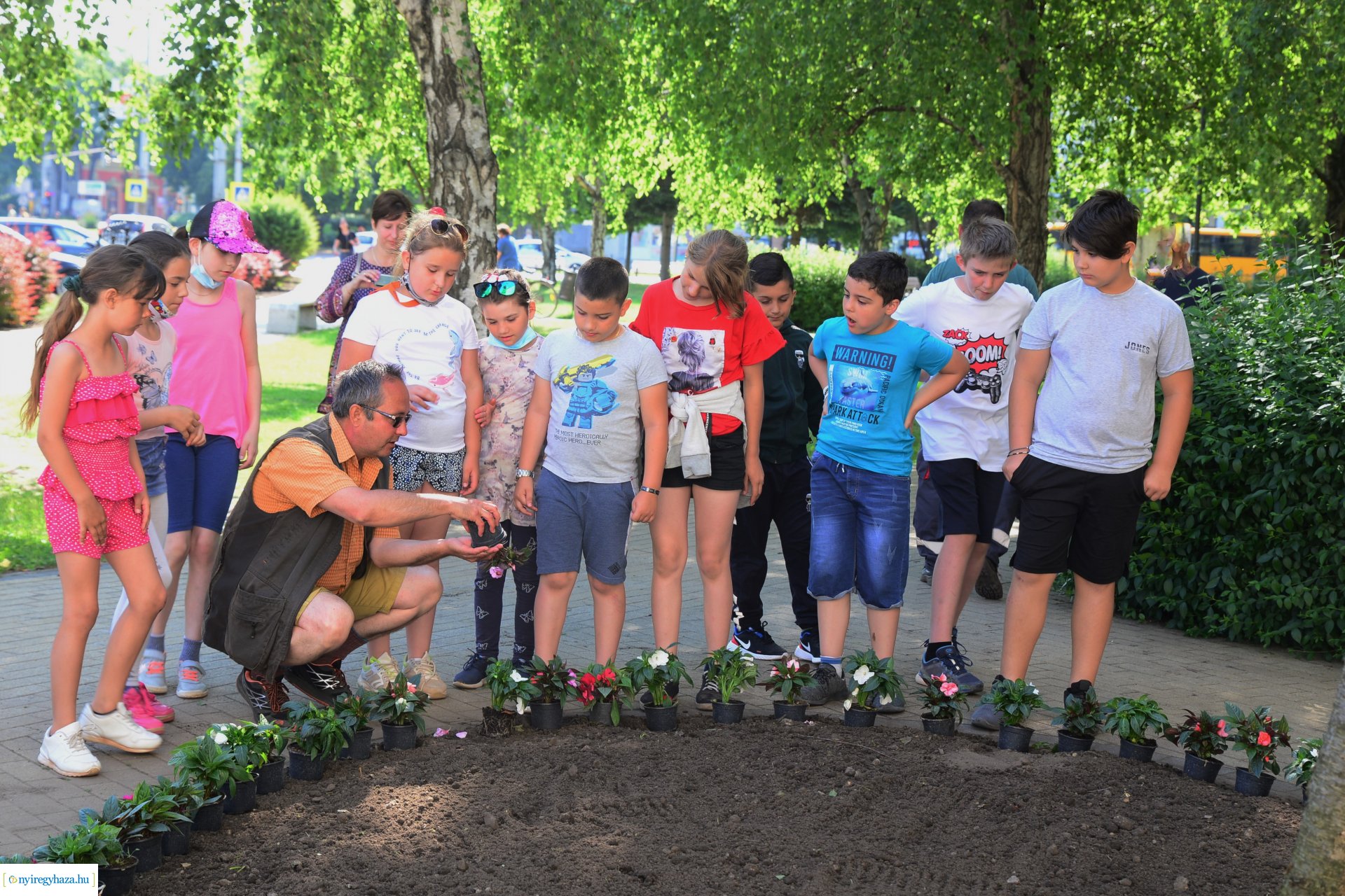 Virágültetés a belvárosban az ÖKOSULI program keretében