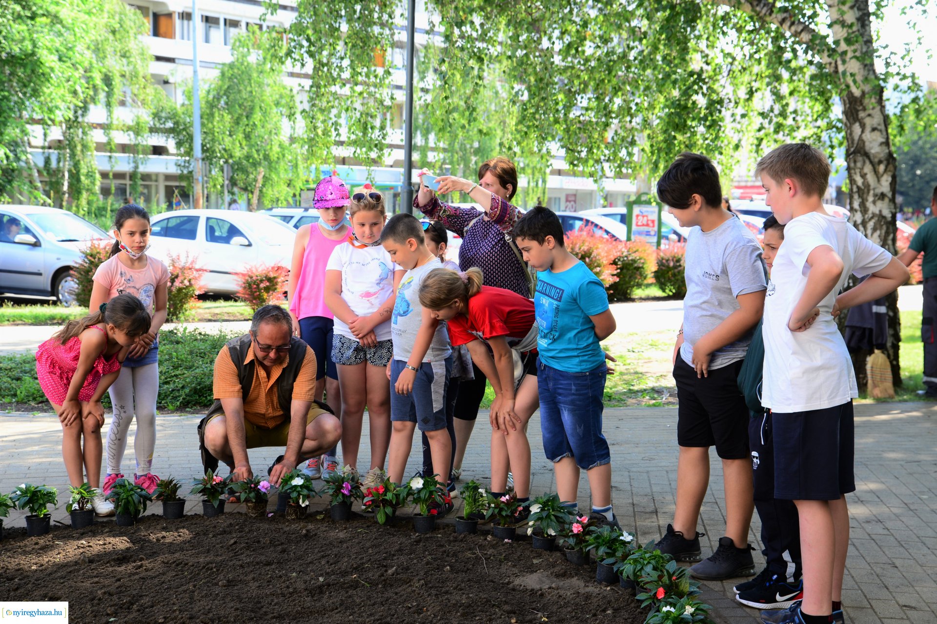 Virágültetés a belvárosban az ÖKOSULI program keretében