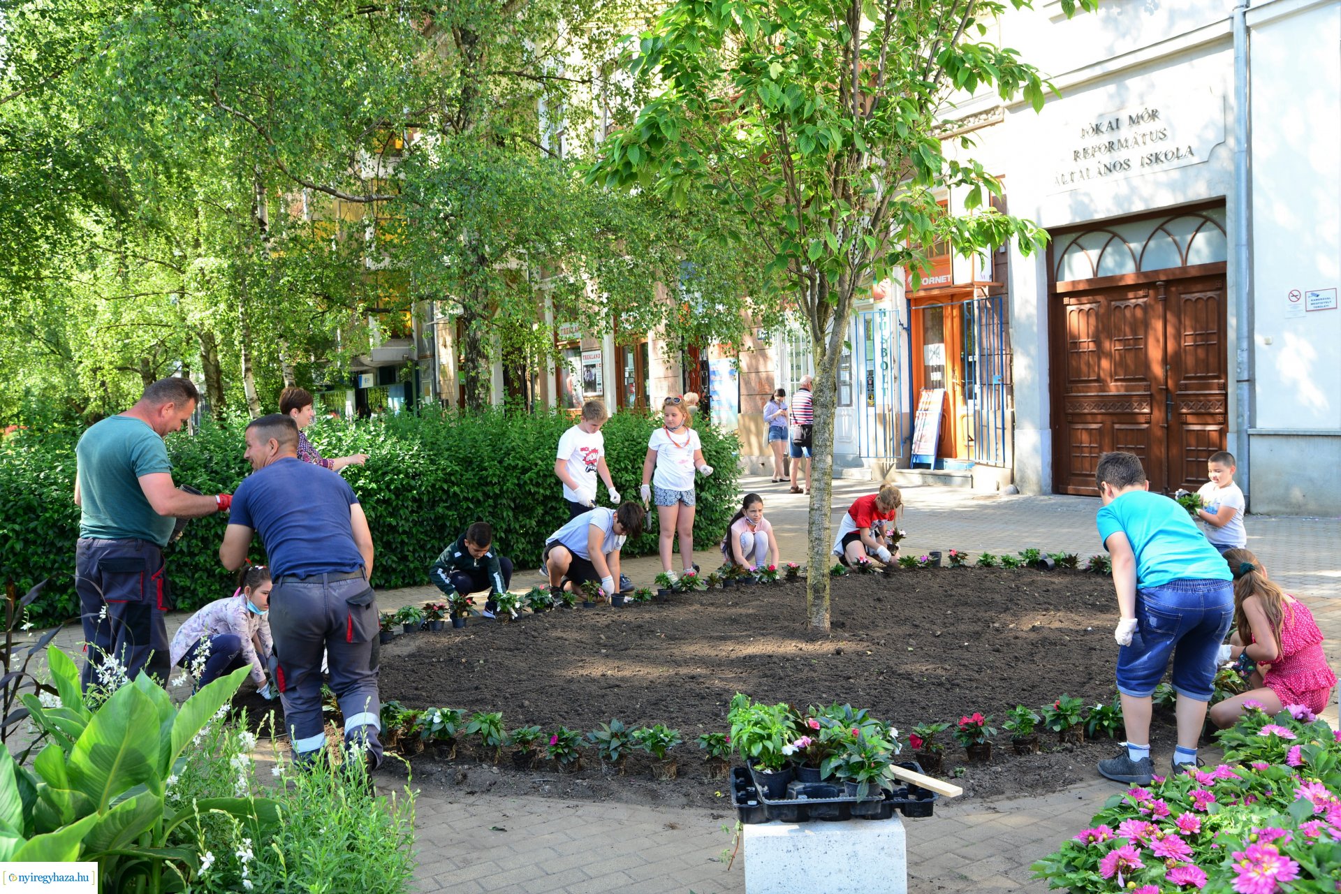Virágültetés a belvárosban az ÖKOSULI program keretében