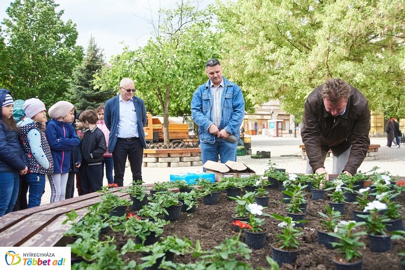 Virágültetés iskolásokkal