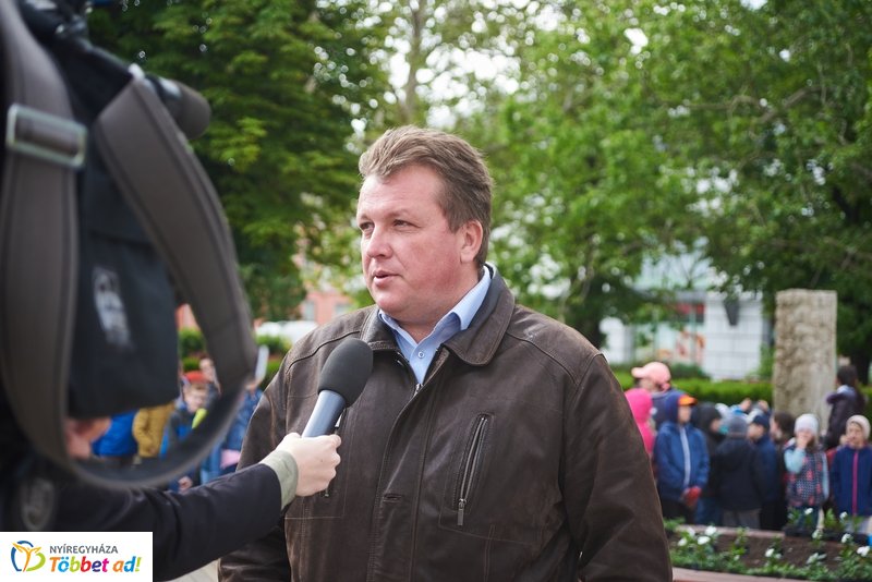 Virágültetés iskolásokkal