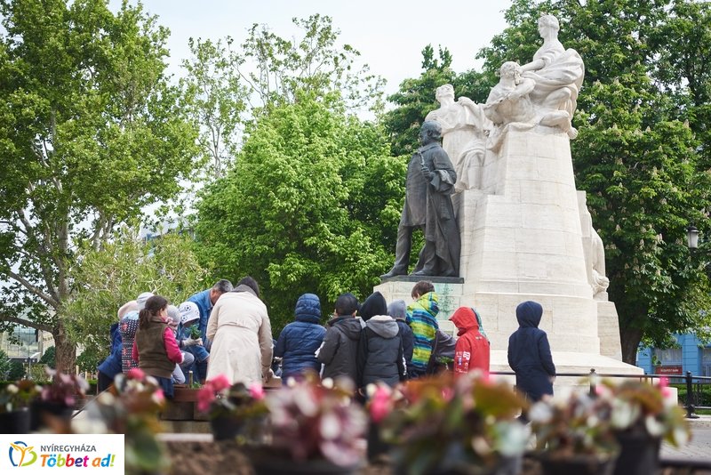 Virágültetés iskolásokkal