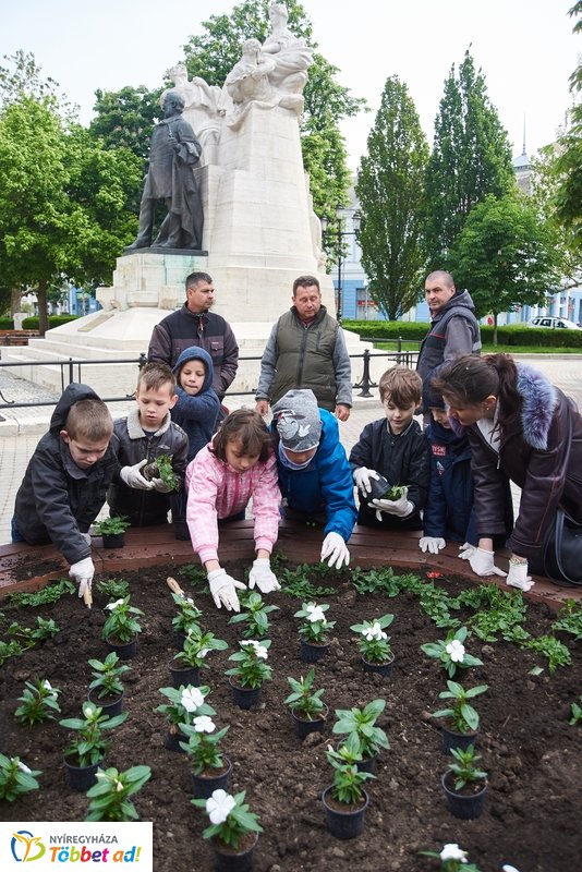 Virágültetés iskolásokkal