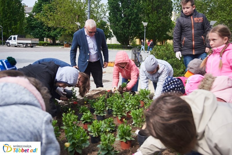 Virágültetés iskolásokkal