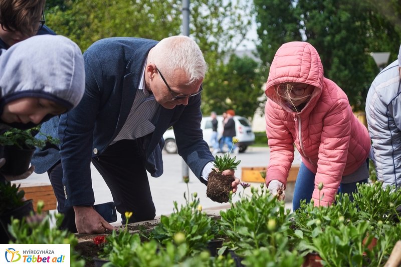 Virágültetés iskolásokkal