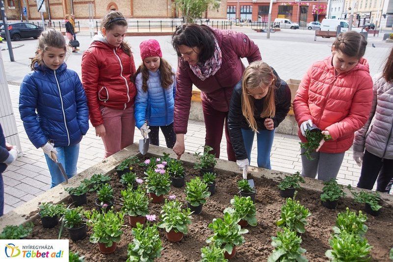 Virágültetés iskolásokkal