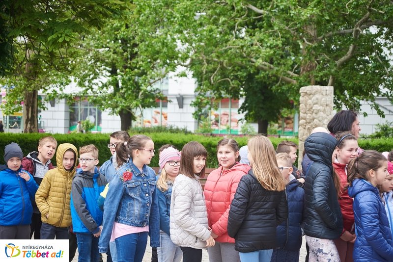 Virágültetés iskolásokkal