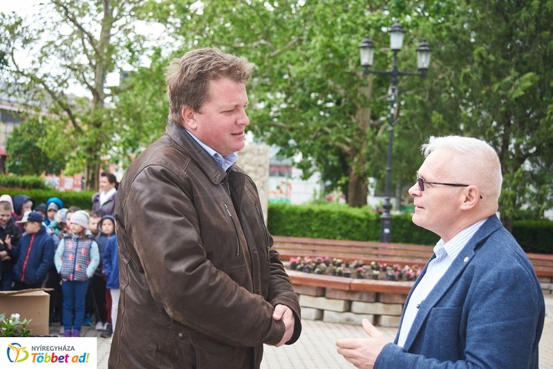 Virágültetés iskolásokkal