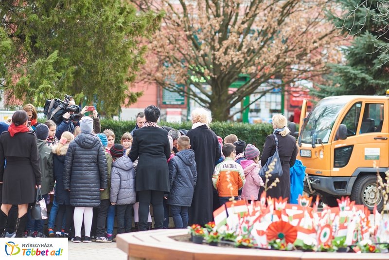 Virágültetés ovisokkal