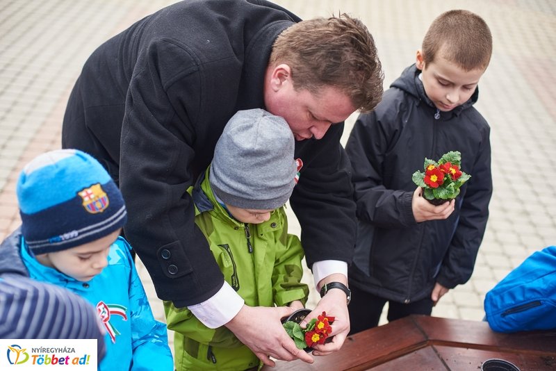 Virágültetés ovisokkal