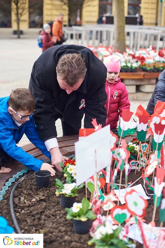 Virágültetés ovisokkal