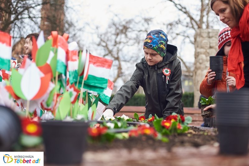 Virágültetés ovisokkal