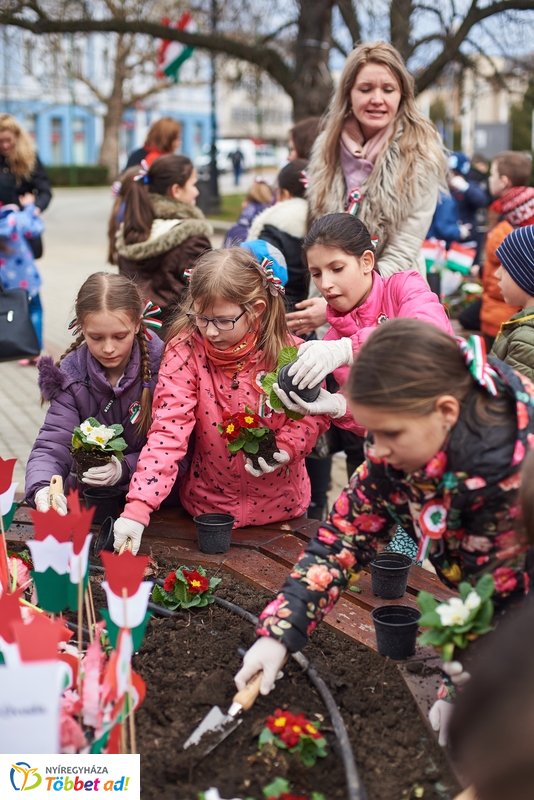 Virágültetés ovisokkal