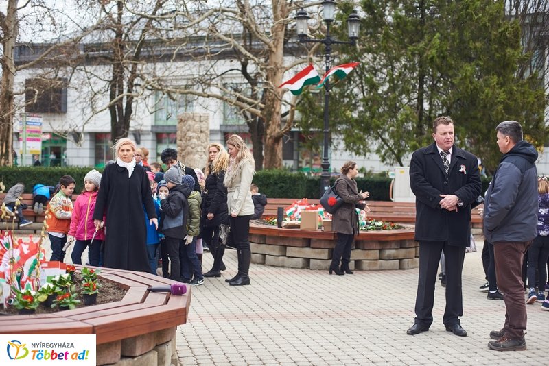 Virágültetés ovisokkal