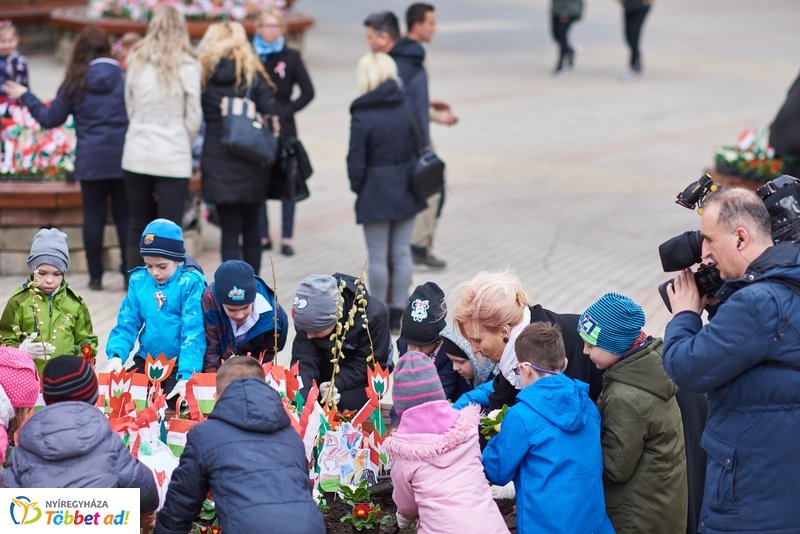 Virágültetés ovisokkal