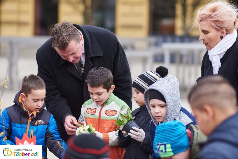 Virágültetés ovisokkal