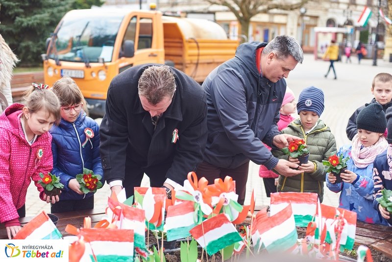 Virágültetés ovisokkal
