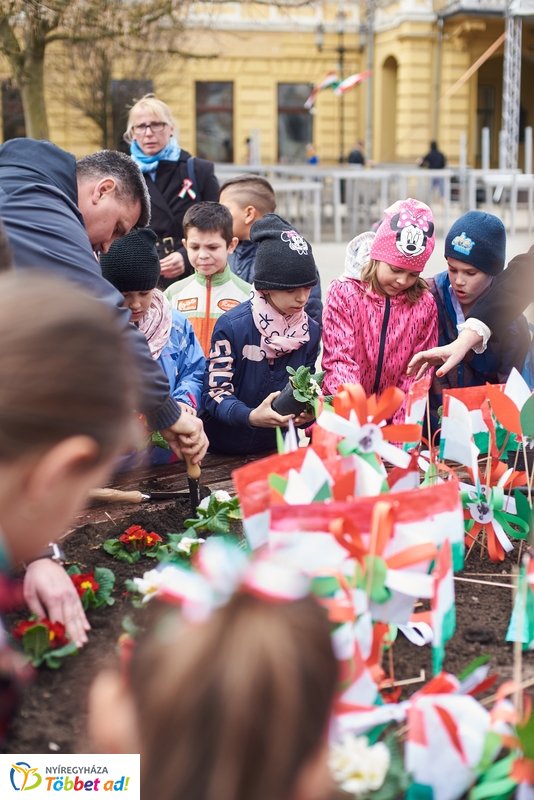 Virágültetés ovisokkal