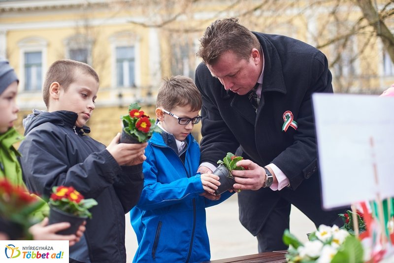 Virágültetés ovisokkal