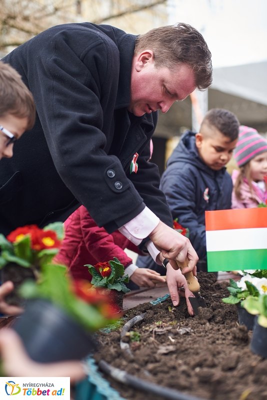 Virágültetés ovisokkal