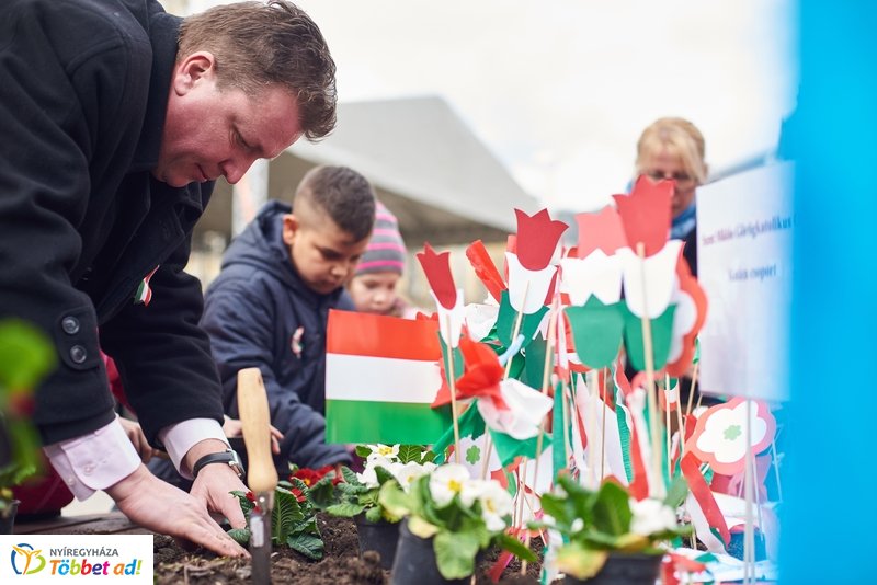 Virágültetés ovisokkal