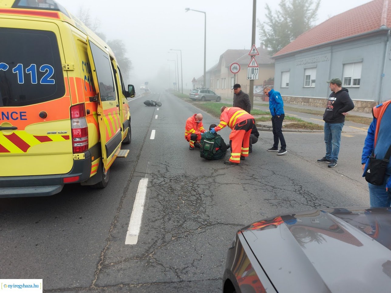 Visszapillantónak ütközött egy motoros a Bethlen Gábor utcán