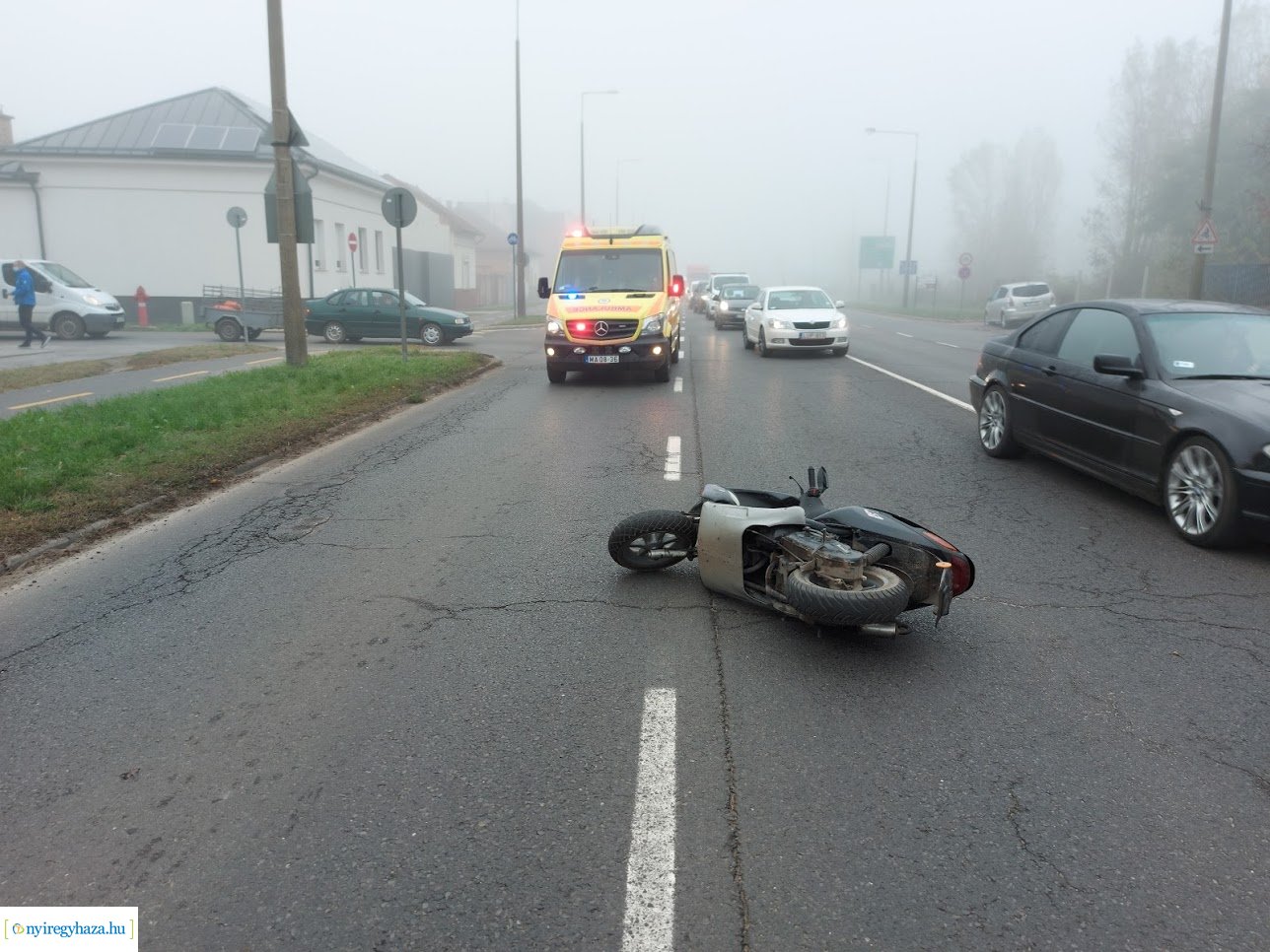 Visszapillantónak ütközött egy motoros a Bethlen Gábor utcán