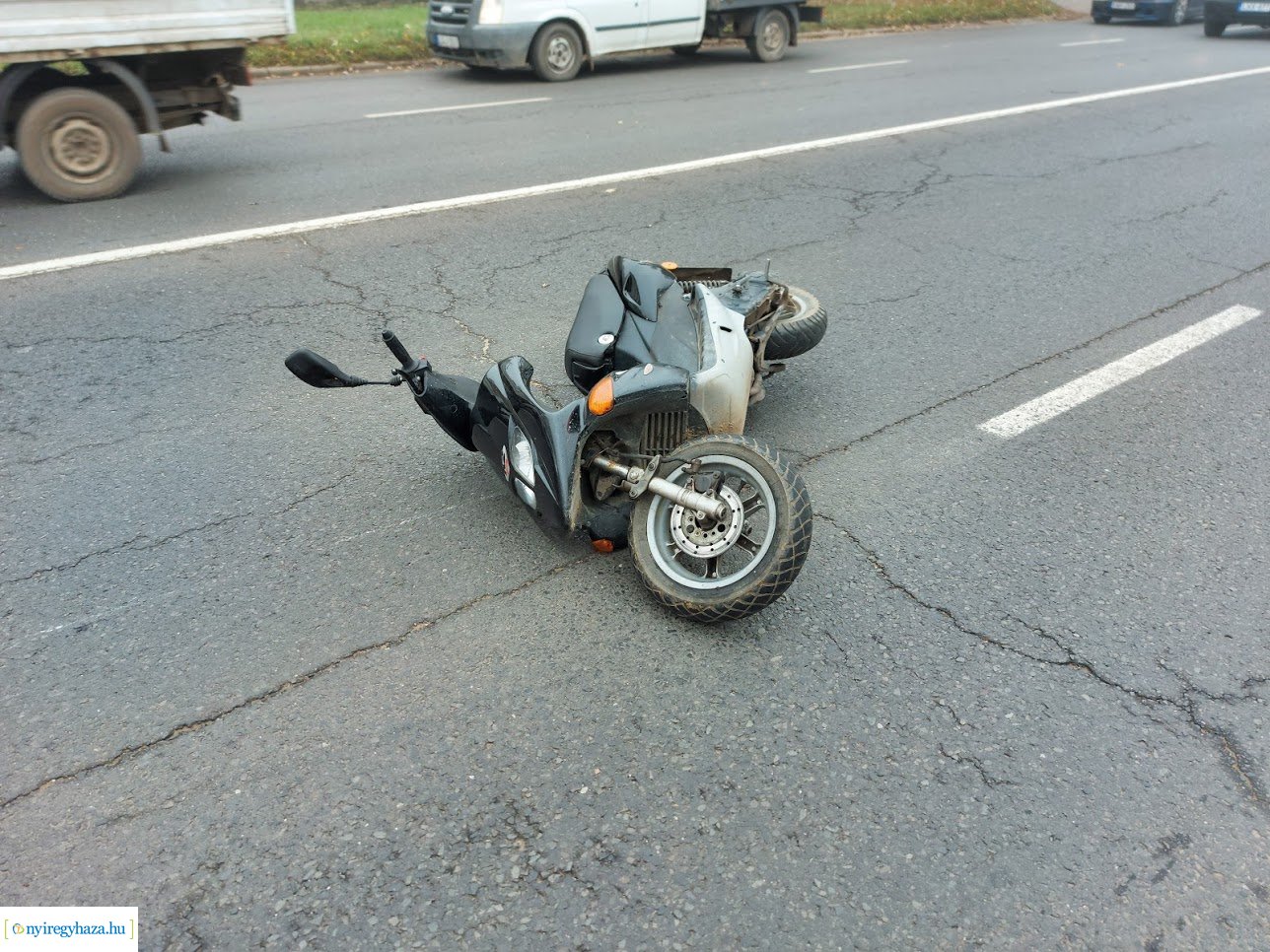 Visszapillantónak ütközött egy motoros a Bethlen Gábor utcán