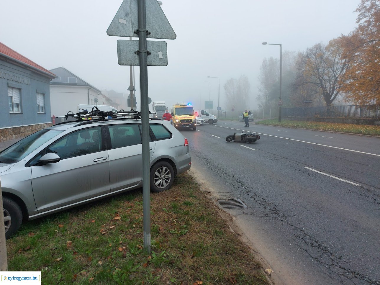 Visszapillantónak ütközött egy motoros a Bethlen Gábor utcán