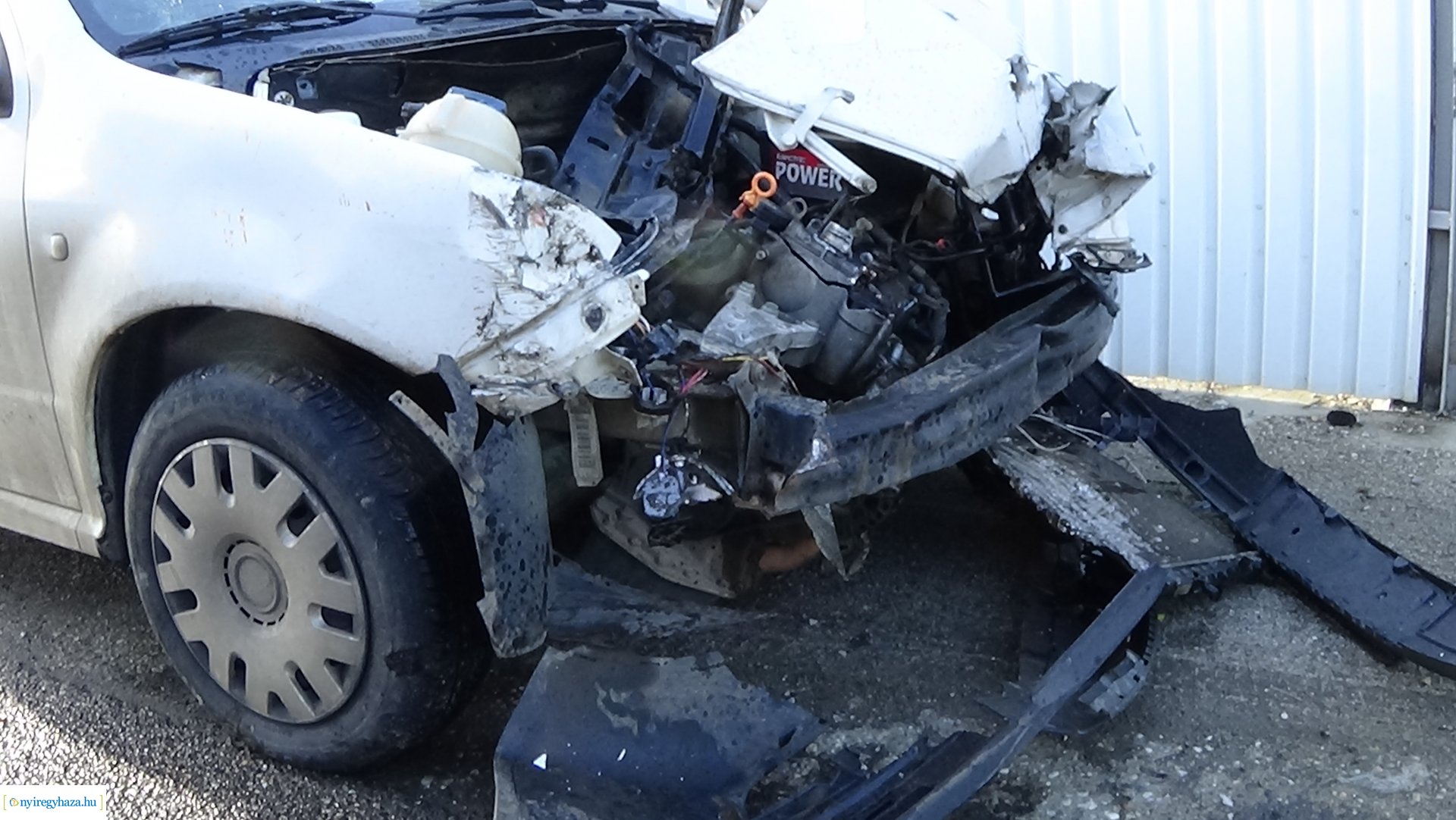 Vonatnak hajtott egy személygépkocsi Nyíregyházán