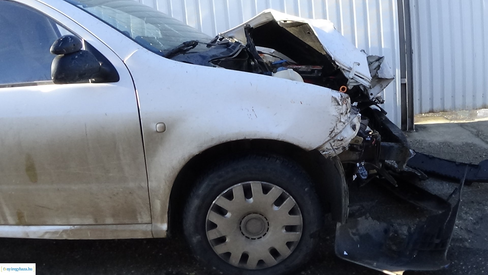 Vonatnak hajtott egy személygépkocsi Nyíregyházán