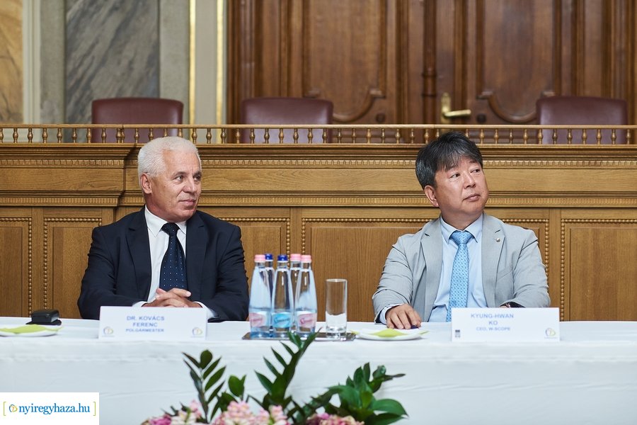 W-Scope beruházás aláírása