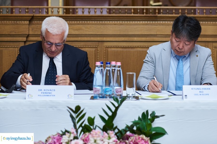 W-Scope beruházás aláírása