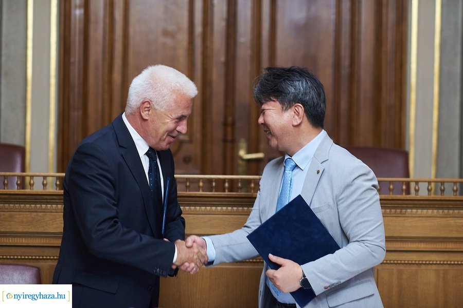 W-Scope beruházás aláírása