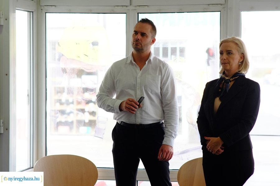 Work Force megnyitó