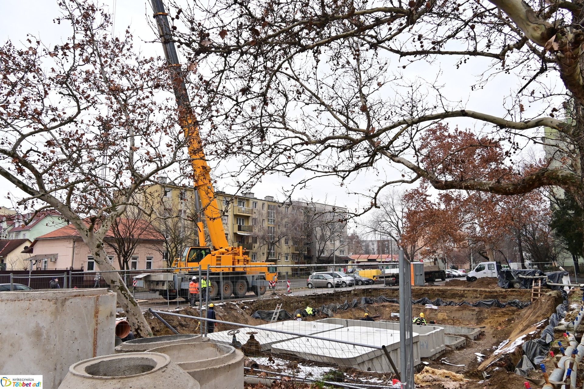 Záportározó elemek behelyezése a Kossuth utcán