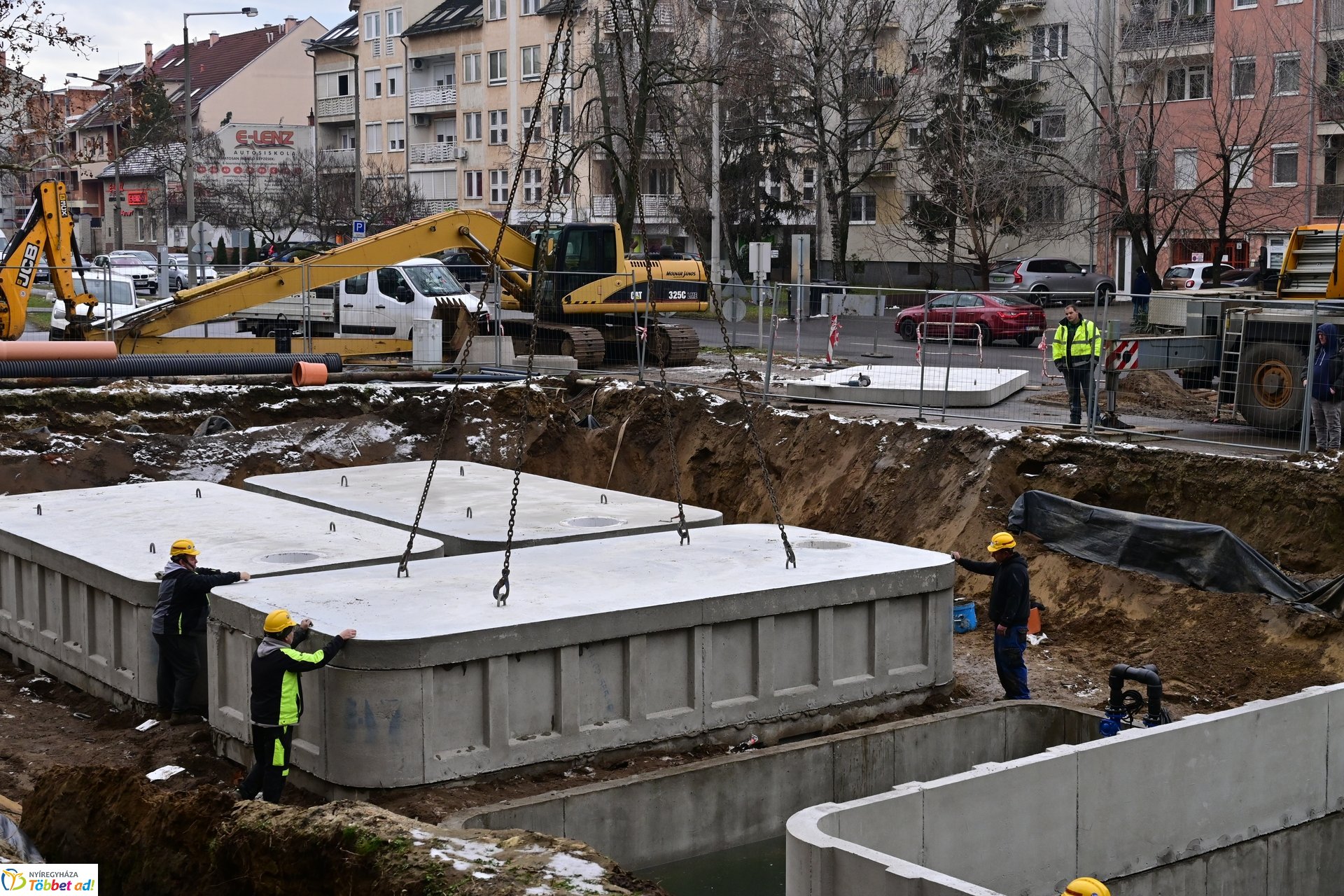 Záportározó elemek behelyezése a Kossuth utcán