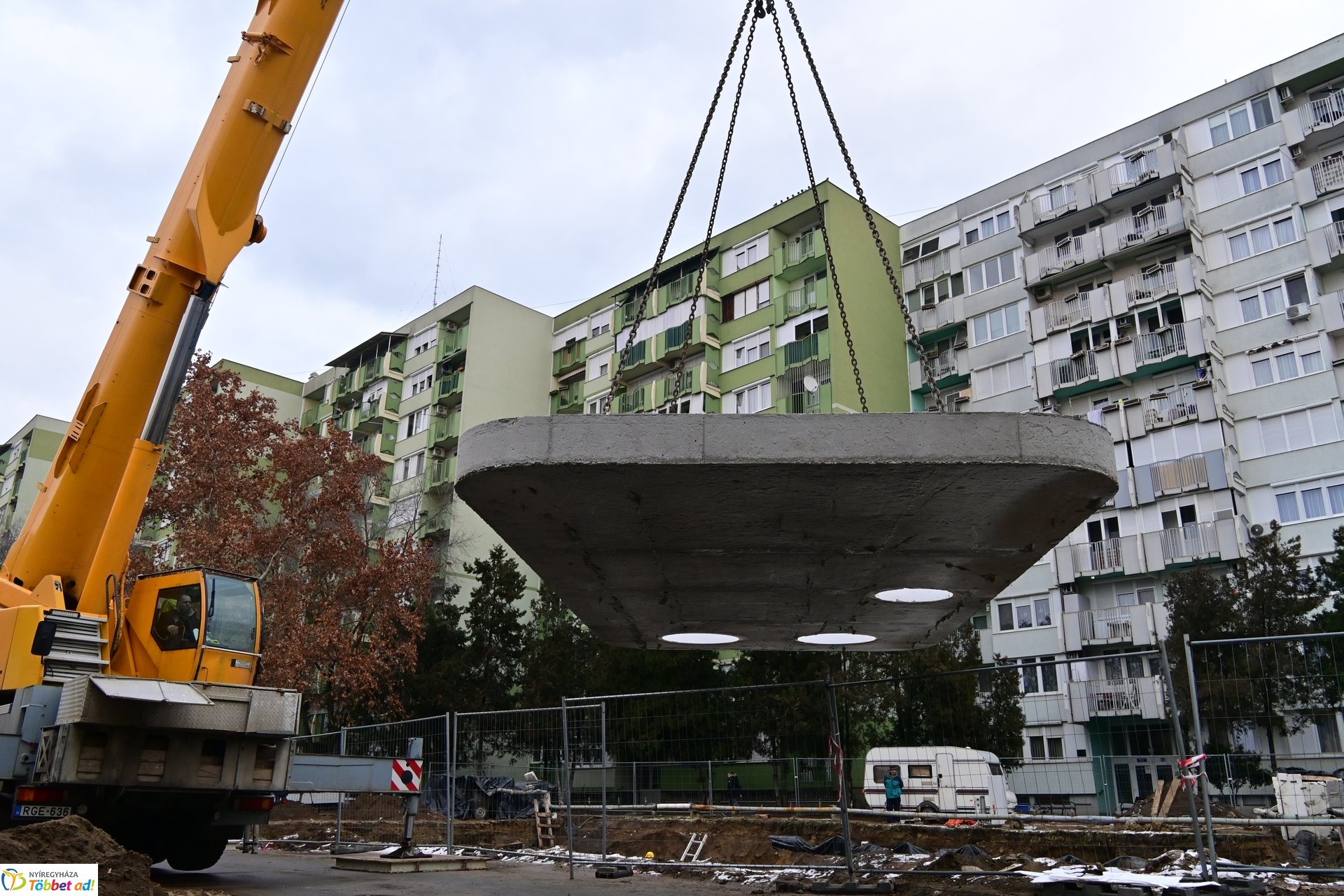 Záportározó elemek behelyezése a Kossuth utcán