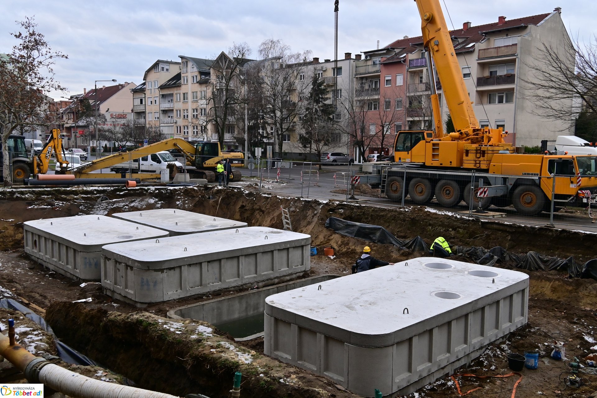 Záportározó elemek behelyezése a Kossuth utcán