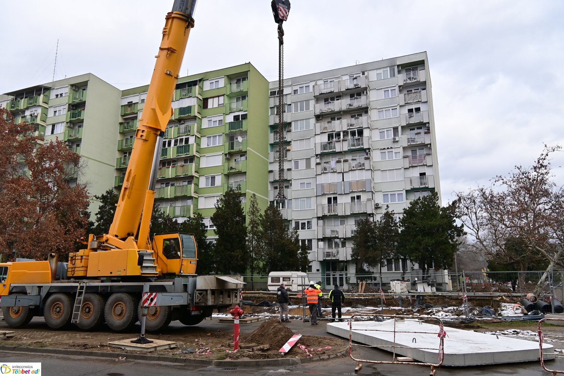 Záportározó elemek behelyezése a Kossuth utcán