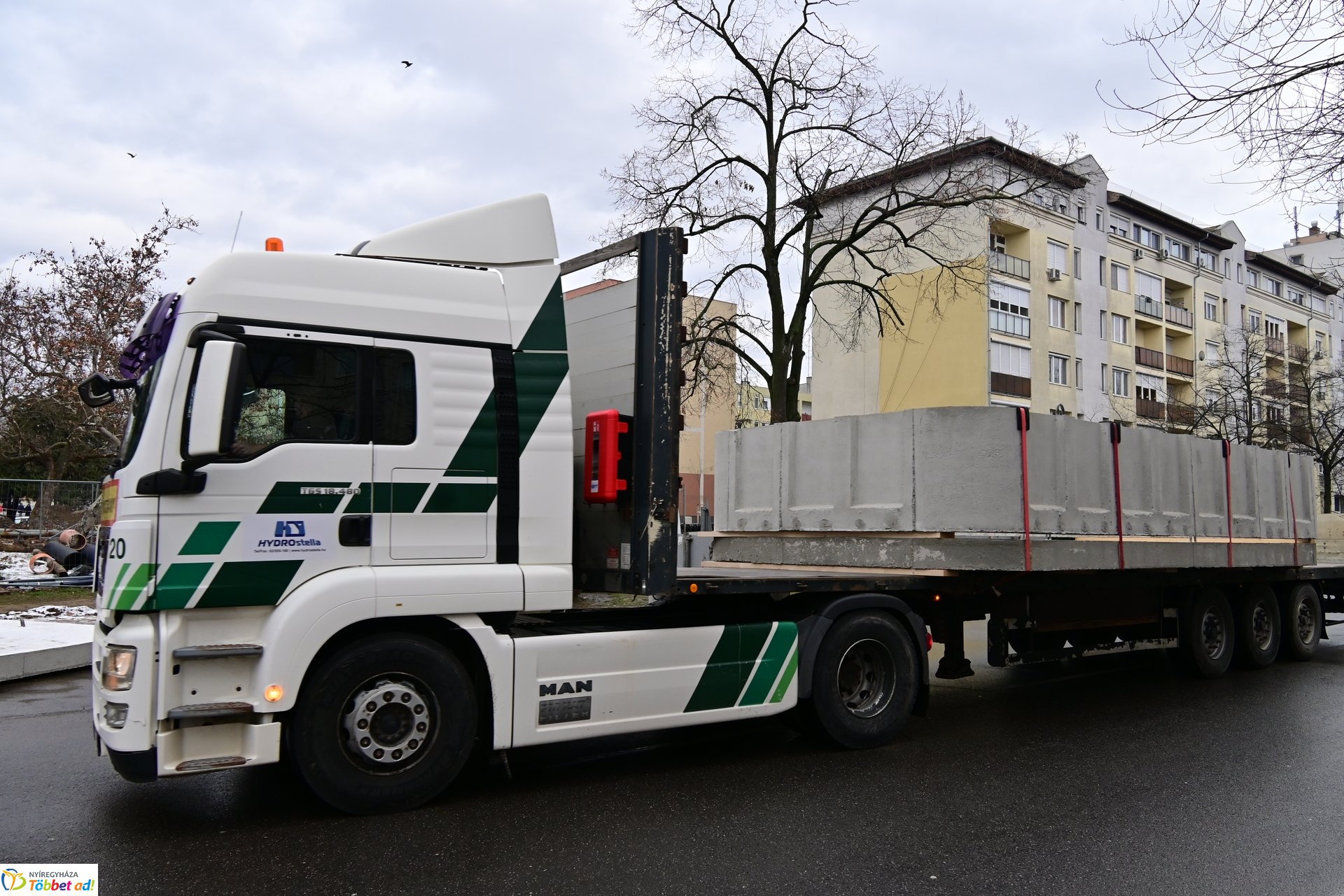 Záportározó elemek behelyezése a Kossuth utcán