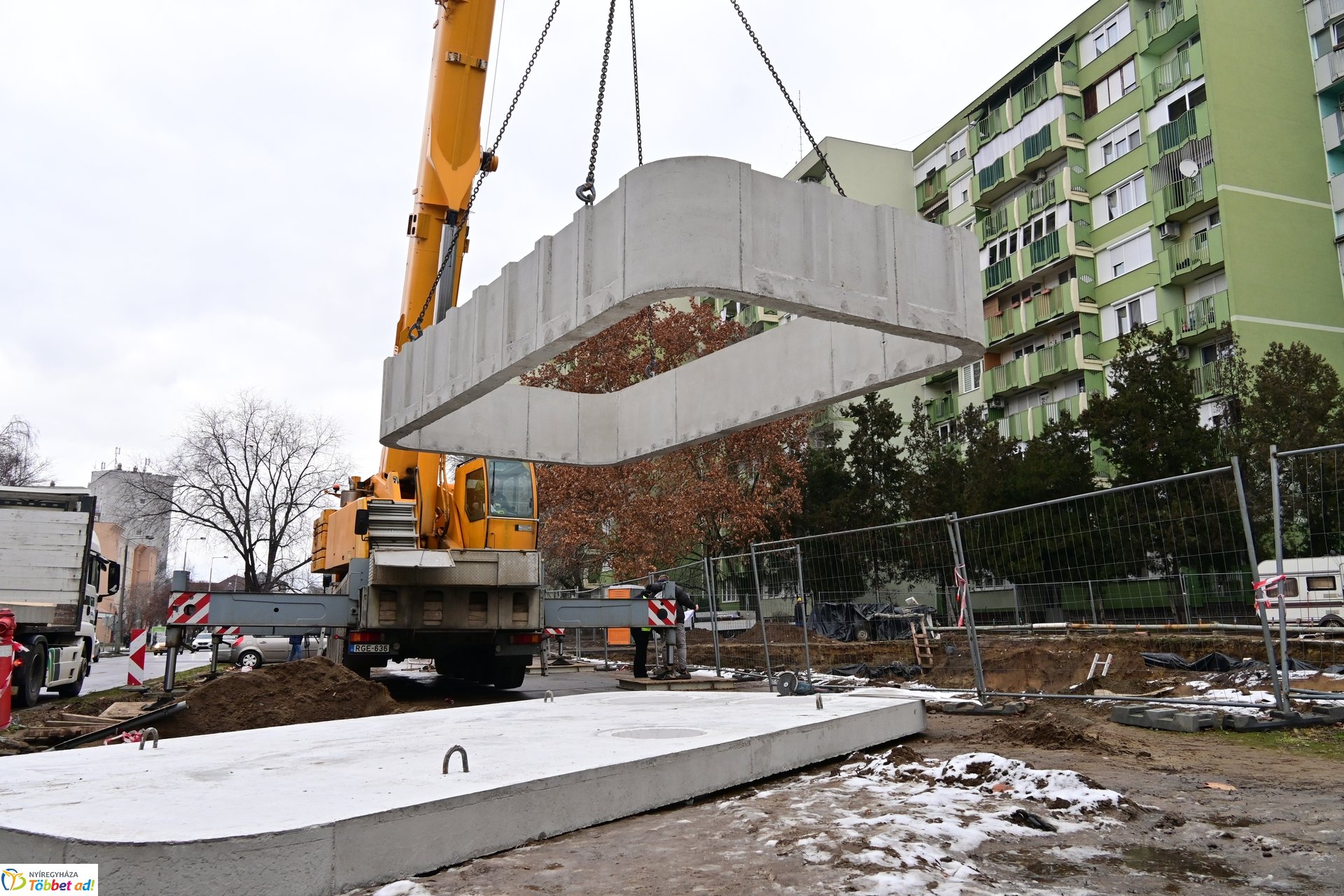 Záportározó elemek behelyezése a Kossuth utcán