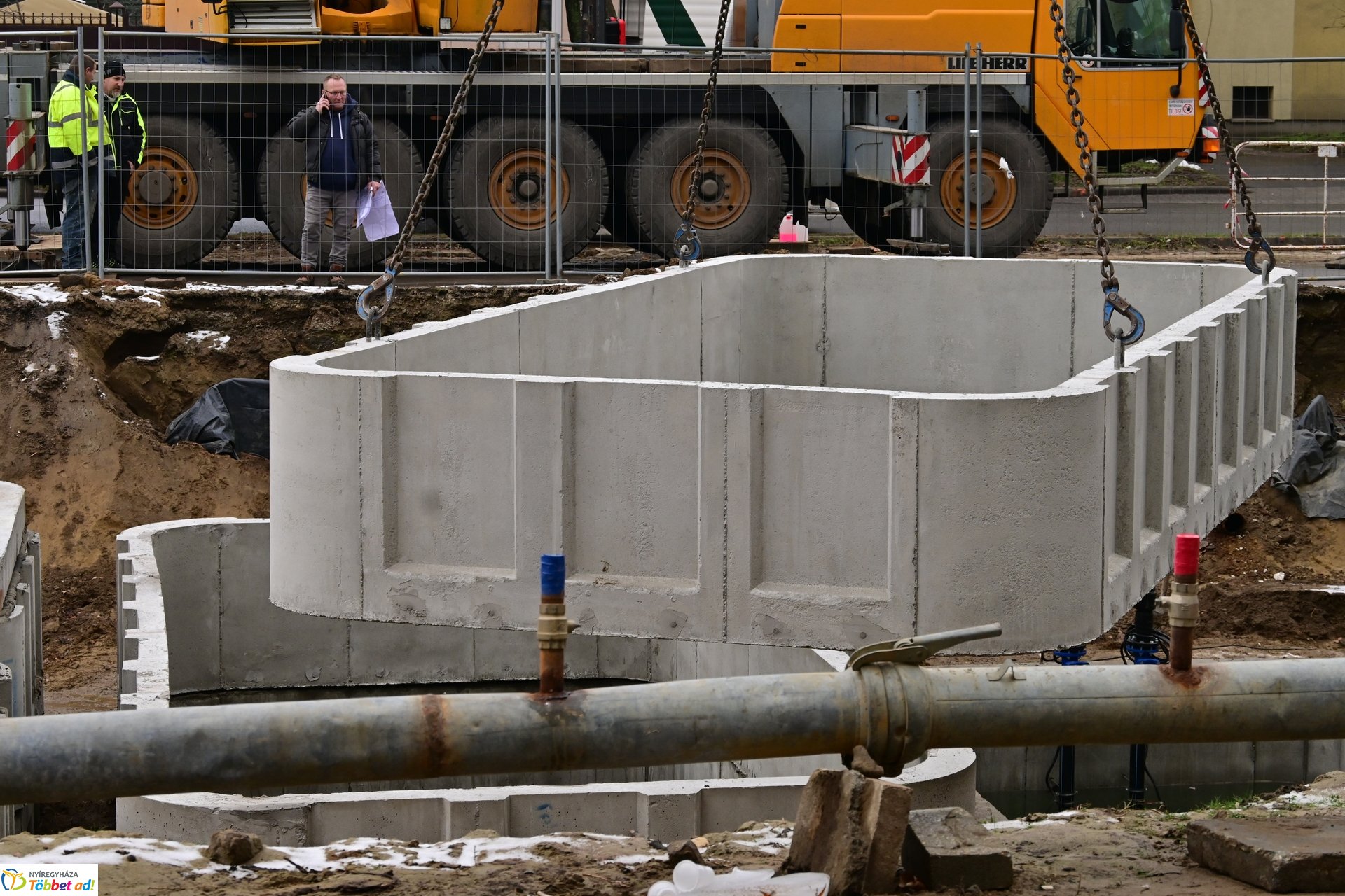 Záportározó elemek behelyezése a Kossuth utcán