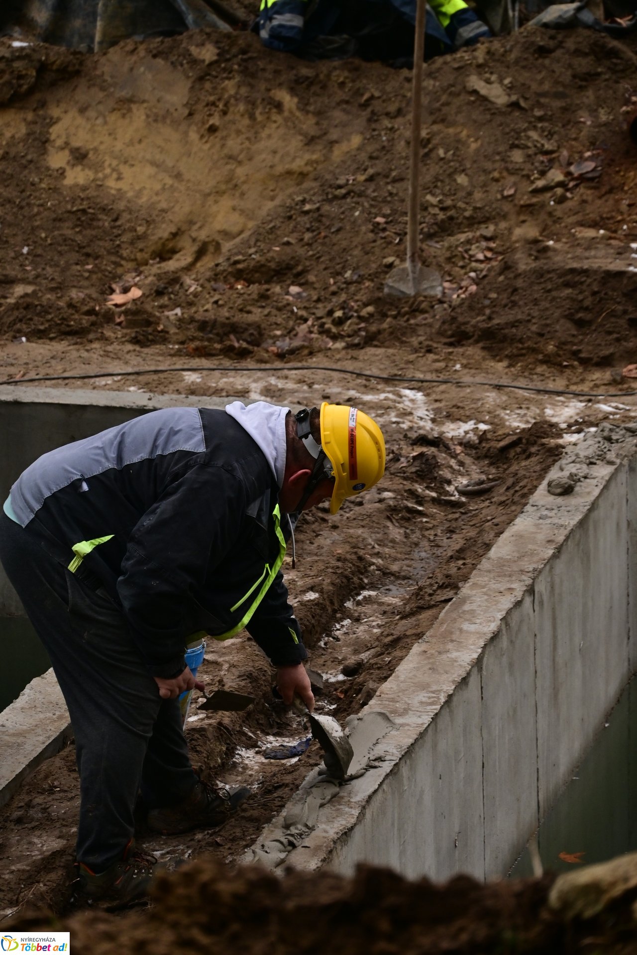 Záportározó elemek behelyezése a Kossuth utcán