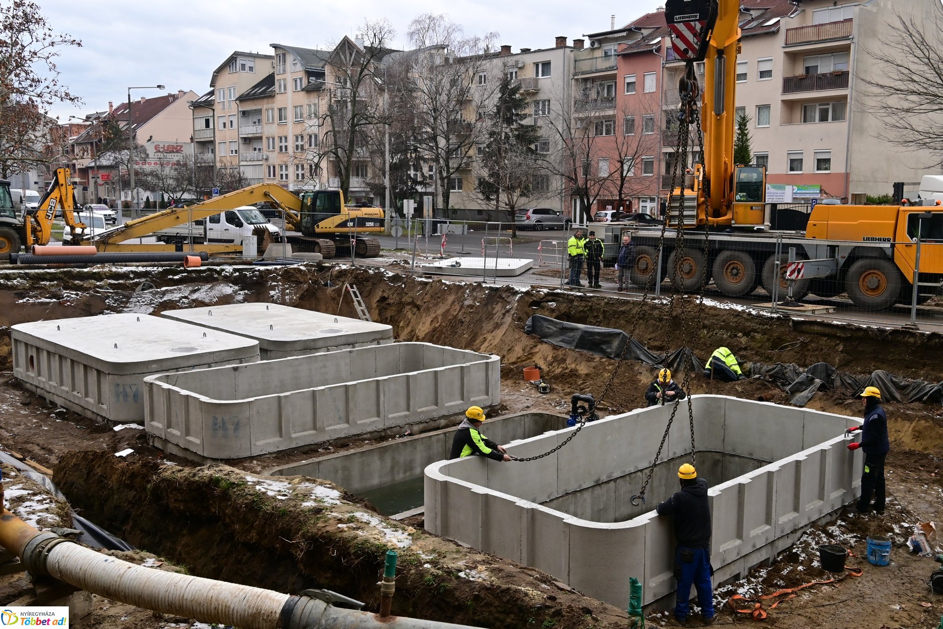 Záportározó elemek behelyezése a Kossuth utcán