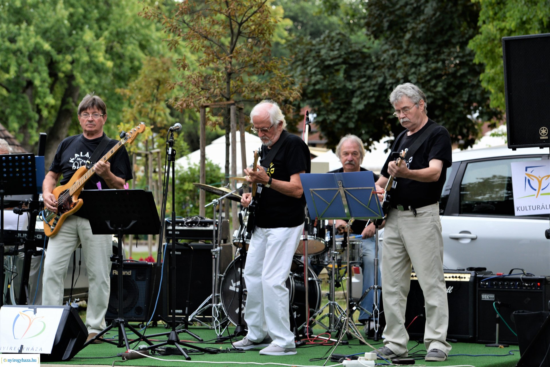 Zene Sóstón-szerdán a Kaland Old Rock együttes lépett fel