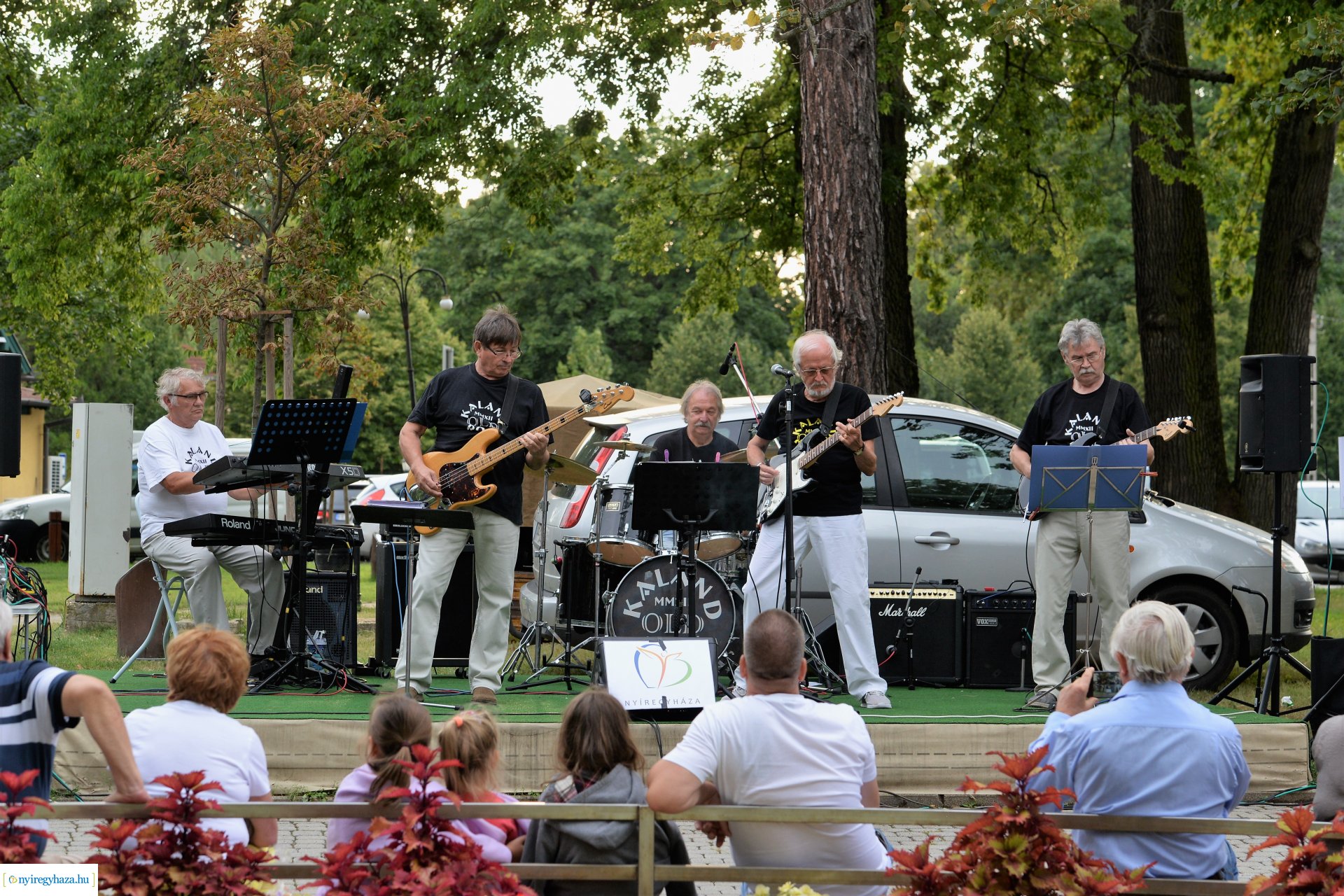 Zene Sóstón-szerdán a Kaland Old Rock együttes lépett fel