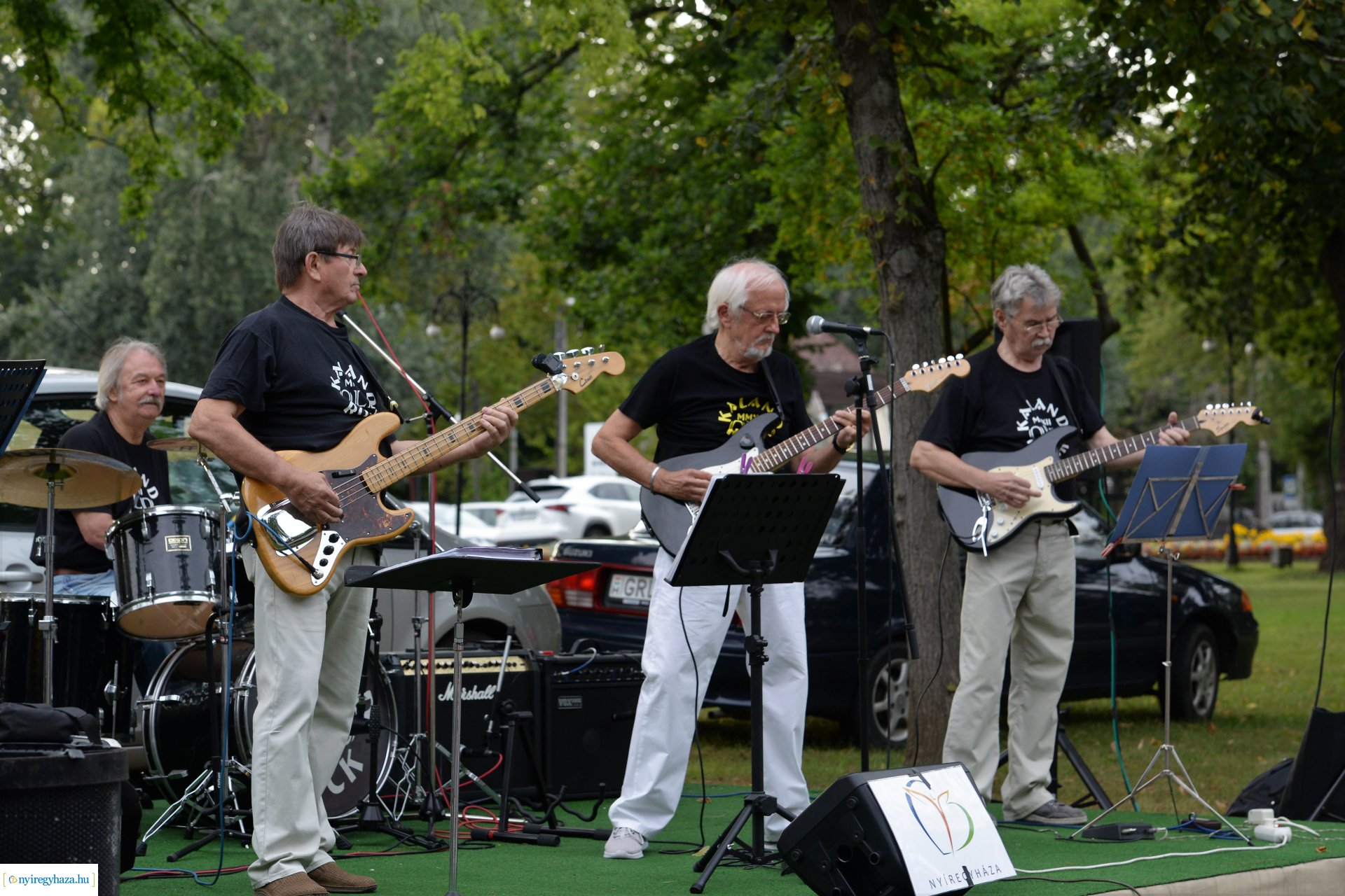 Zene Sóstón-szerdán a Kaland Old Rock együttes lépett fel